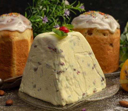 tvorozhnaya-pasha-so-sgushhenkoj-i-izyumom