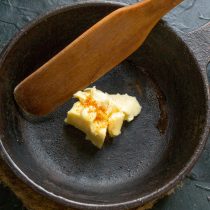 Кладём в сковороду сливочное масло, добавляем щепотку сладкой паприки Кладём в сковороду сливочное масло, добавляем щепотку сладкой паприки