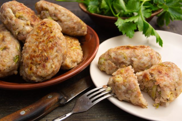 Ленивые голубцы с капустой, рисом и фаршем в духовке