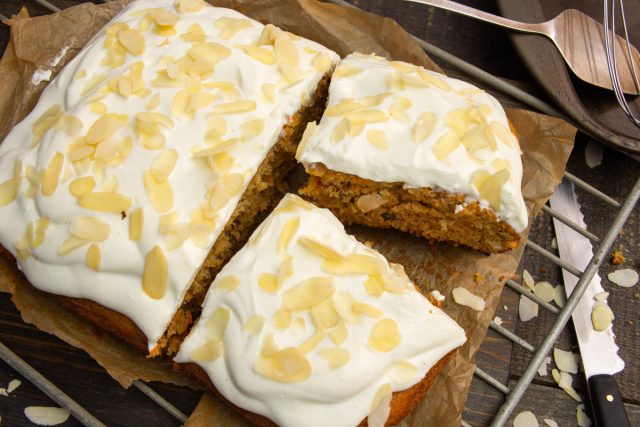 Морковный пирог с грецкими орехами