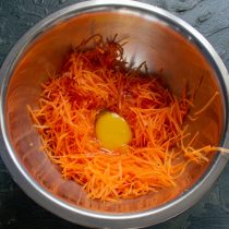 Разбиваем крупное куриное яйцо
