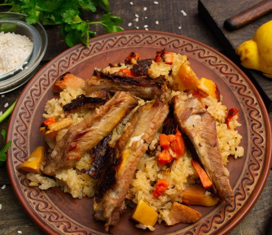 Плов с ребрышками и айвой в духовке