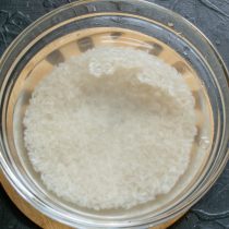 Длинный белый рис тщательно промываем холодной водой Длинный белый рис тщательно промываем холодной водой