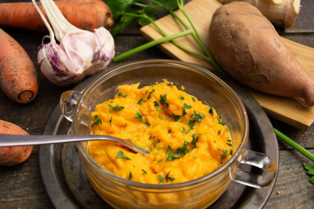 Пюре из батата с морковью и чесноком
