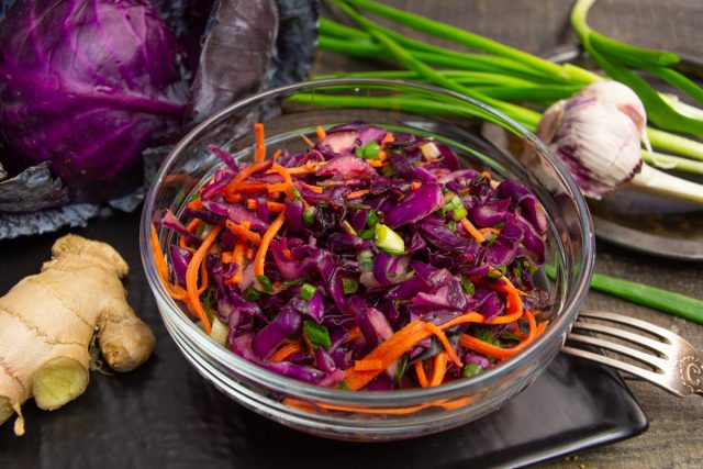 Салат из красной капусты с имбирем и медом