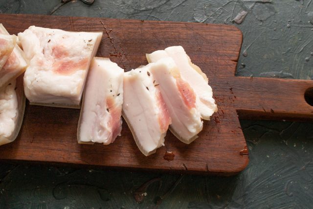 Запасайтесь салом, это так вкусно, и намного полезнее варёной колбасы!