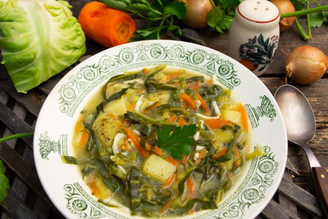 Щи из ранней капусты с яйцом