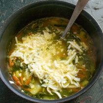 Сваренные вкрутую куриные яйца натираем на крупной тёрке, добавляем в щи в конце готовки