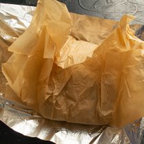 Сначала плотно заворачиваем кусок мяса в бумагу для выпечки Сначала плотно заворачиваем кусок мяса в бумагу для выпечки