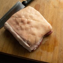 Свиную грудинку с прослойками мяса с кожей подготовим: скоблим кожу ножом, ополаскиваем Свиную грудинку с прослойками мяса с кожей подготовим: скоблим кожу ножом, ополаскиваем