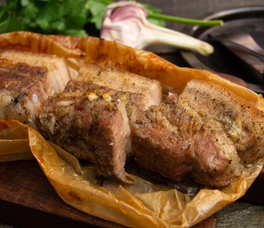 Грудинка запеченная в имбирно-чесночном маринаде - Основные блюда и гарниры Грудинка запеченная в имбирно-чесночном маринаде