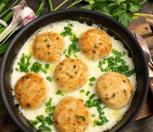 Котлеты из куриной грудки в сливочном соусе - Основные блюда и гарниры Котлеты из куриной грудки в сливочном соусе