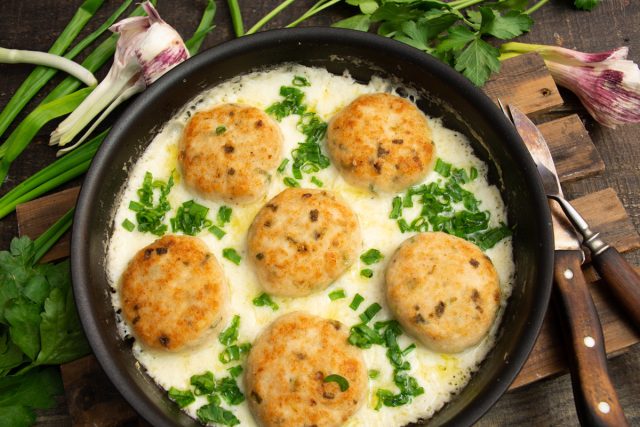 Котлеты из куриной грудки в сливочном соусе Котлеты из куриной грудки в сливочном соусе