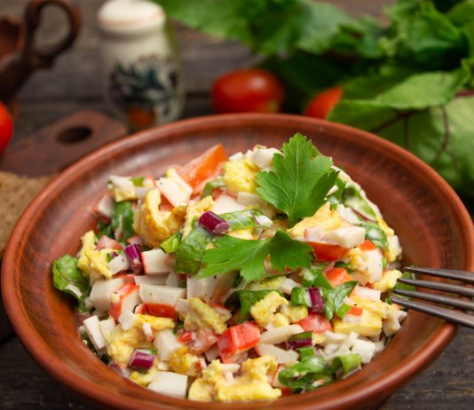 Летний салат из крабовых палочек со свекольной ботвой