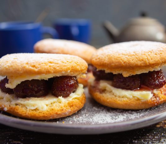 Мини-сэндвичи «Виктория» с клубничным вареньем