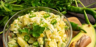Салат с авокадо, луком и картофелем