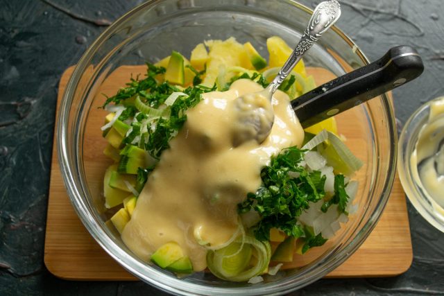 Приправляем салат соусом, по вкусу солим, перчим свежесмолотым черным перцем