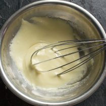Растираем желтки с сахаром до тех пор, пока не станут светлыми