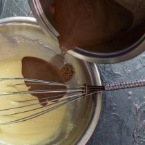 Вливаем молоко с шоколадом в миску с сахаром и желтками