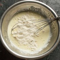 Насыпаем пшеничную муку, перемешиваем крем венчиком