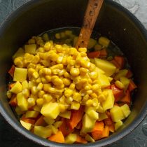 Консервированную кукурузу кладём в кастрюлю 