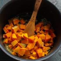 Кладём в кастрюлю нарезанную кубиками мускатную тыкву