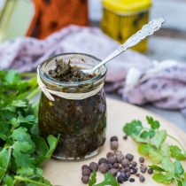 С участием ягод можно готовить вкусную аджику