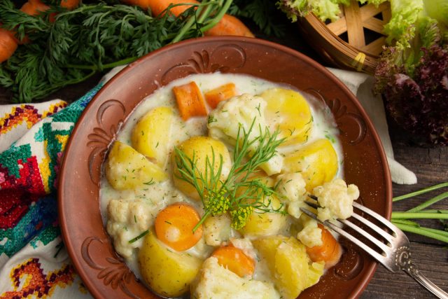 Молодой картофель с цветной капустой в молочном соусе