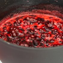 Много лет назад мы открыли для себя всю прелесть использования для маринования мяса забродившего варенья. Которое в хозяйстве нет-нет да случается Много лет назад мы открыли для себя всю прелесть использования для маринования мяса забродившего варенья. Которое в хозяйстве нет-нет да случается