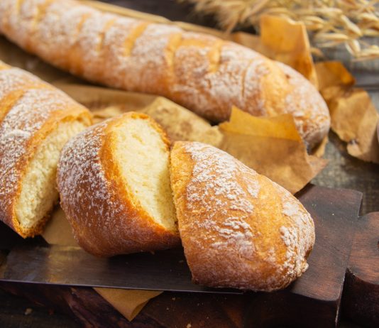 Печем хлеб дома — пшеничный батон с манкой