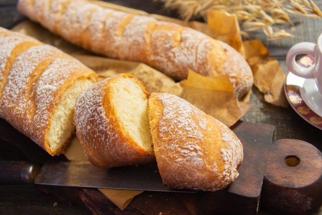 Печем хлеб дома — пшеничный батон с манкой