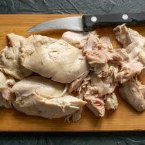 Отвариваем курицу, остужаем в бульоне. Снимаем с вареной курицы кожу
