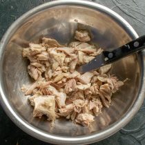 Вареную курицу нарезаем небольшими кубиками или разрываем вилками на волокна