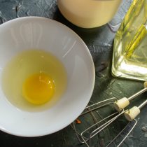 Разбиваем в миску свежее куриное яйцо. Отделяем желток от белка