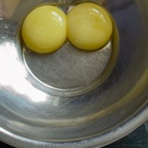 Разбиваем свежие куриные яйца в миску, отделаем желтки от белков Разбиваем свежие куриные яйца в миску, отделаем желтки от белков