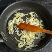 Репчатый лук нарезаем тонкими полукольцами, обжариваем на растительном масле