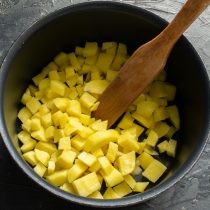 Картофель чистим, нарезаем маленькими кубиками, как для салата оливье Картофель чистим, нарезаем маленькими кубиками, как для салата оливье