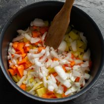 Добавляем к картофелю с морковью нарезанный маленькими кубиками репчатый лук Добавляем к картофелю с морковью нарезанный маленькими кубиками репчатый лук
