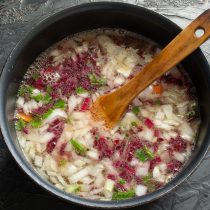 Наливаем горячий куриный, мясной бульон или кипящую воду Наливаем горячий куриный, мясной бульон или кипящую воду