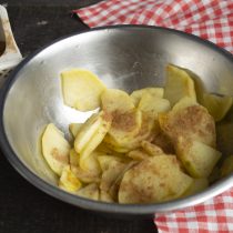 Яблоки перекладываем в миску посыпаем молотой корицей Яблоки перекладываем в миску посыпаем молотой корицей