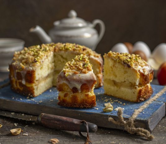 Используем яблочный урожай: пышный кекс с яблоками