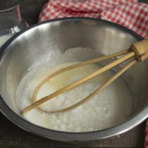 Наливаем в миску молоко. Продукты для теста нужно заранее достать из холодильника, чтобы они нагрелись Наливаем в миску молоко. Продукты для теста нужно заранее достать из холодильника, чтобы они нагрелись