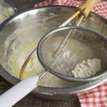 Берем сито, насыпаем в него 2 столовые ложки муки с содой Берем сито, насыпаем в него 2 столовые ложки муки с содой