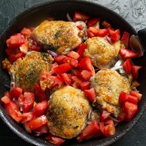 Сладкие красные помидоры режем кубиками, отправляем к курице нарезанные помидоры Сладкие красные помидоры режем кубиками, отправляем к курице нарезанные помидоры