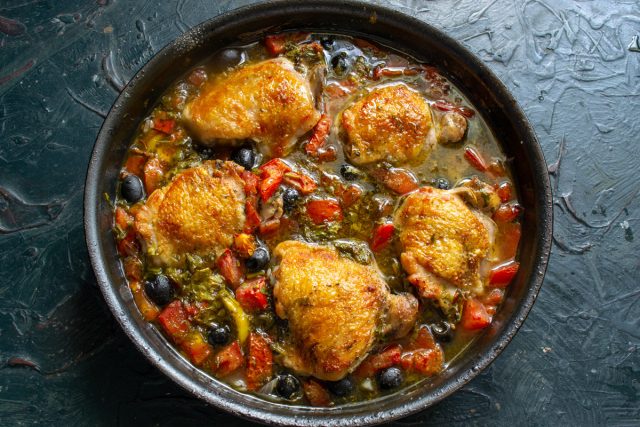 Курица в вине по-французски готова! Это невероятно вкусная курочка, мясо буквально спадает с костей, а какой же вкусный соус! Курица в вине по-французски готова! Это невероятно вкусная курочка, мясо буквально спадает с костей, а какой же вкусный соус!