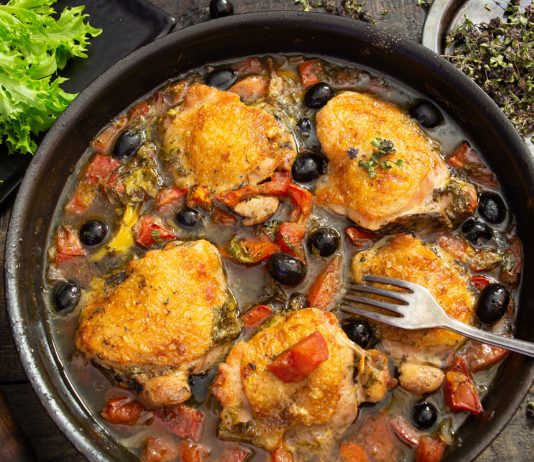 Курица в вине по-французски