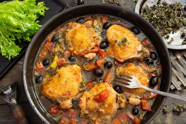 Курица в вине по-французски