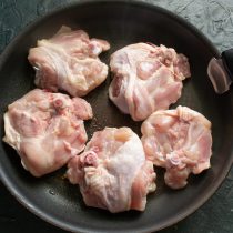 Куриные бедра ополаскиваем холодной водой. Обсушиваем курицу полотенцами Куриные бедра ополаскиваем холодной водой. Обсушиваем курицу полотенцами