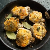 Переворачиваем куски курицы, посыпаем травами-приправами: тимьяном, розмарином Переворачиваем куски курицы, посыпаем травами-приправами: тимьяном, розмарином