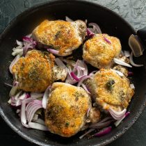 Добавляем лук и чеснок. Продолжаем обжаривать курицу с луком и приправами Добавляем лук и чеснок. Продолжаем обжаривать курицу с луком и приправами